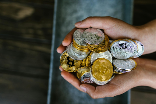 金貨と銀貨を持っている人